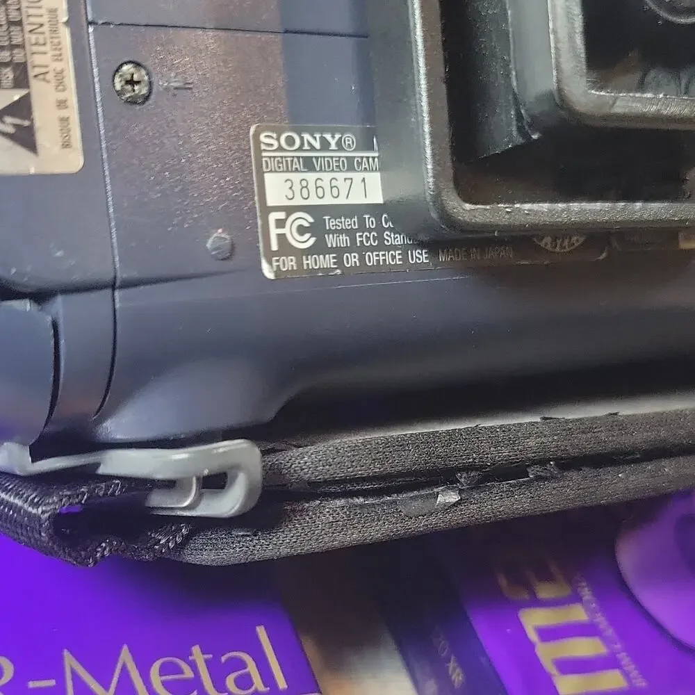 Sony DCR-TRV140 Handycam Digital8/Hi8 60x NightShot w/ Bag Remote Tapes